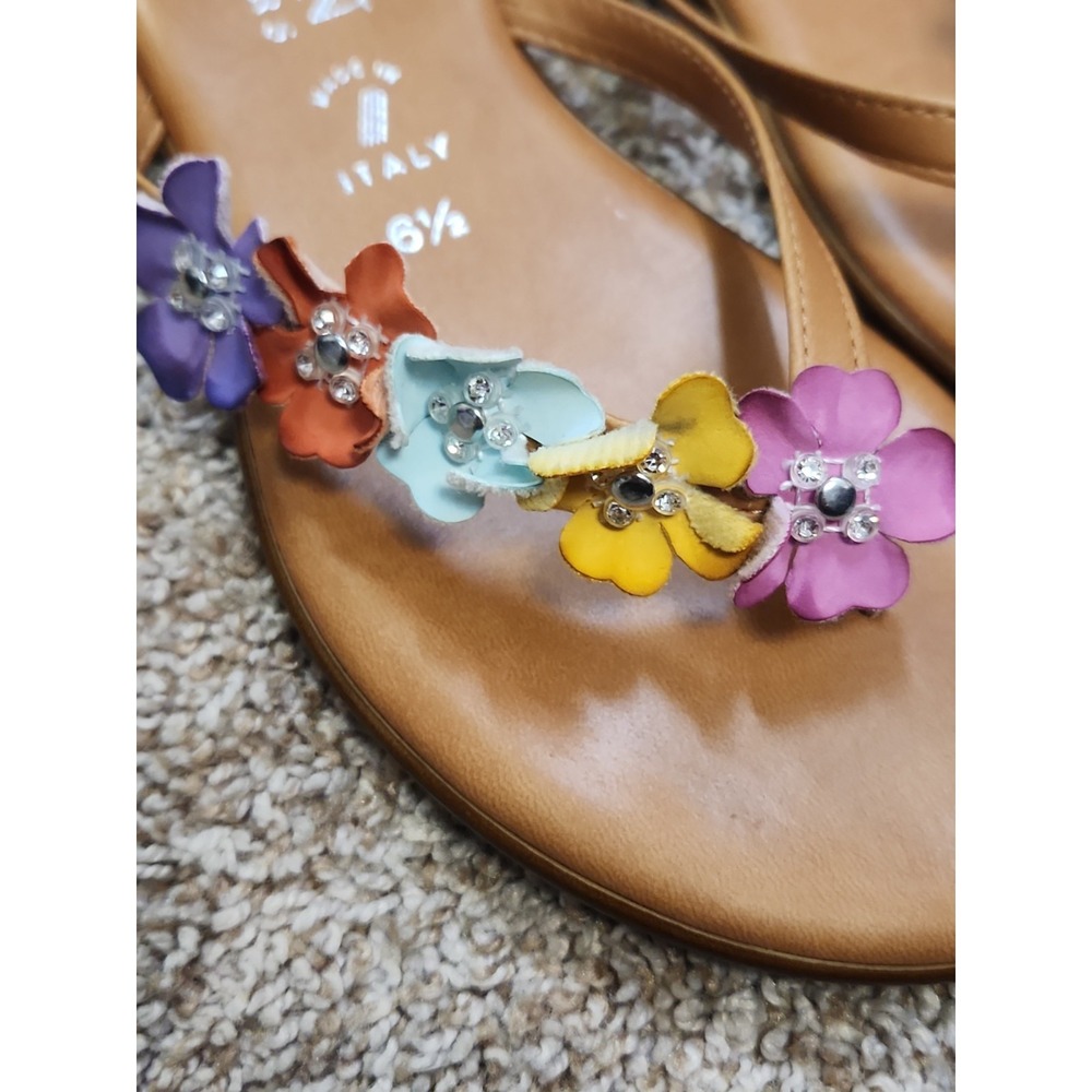 Italiana by ltalian Shoemakers Adara Floral Tan Leather Thong Sandals Size 6.5 - Picture 3 of 6